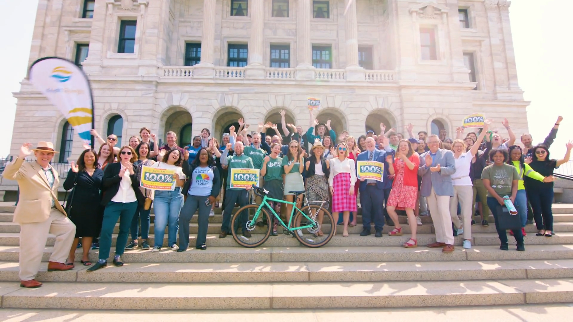 Defensores do clima e da energia comemoram nas escadas do Capitólio Climate and Energy Advocates Celebrate on Capitol Steps